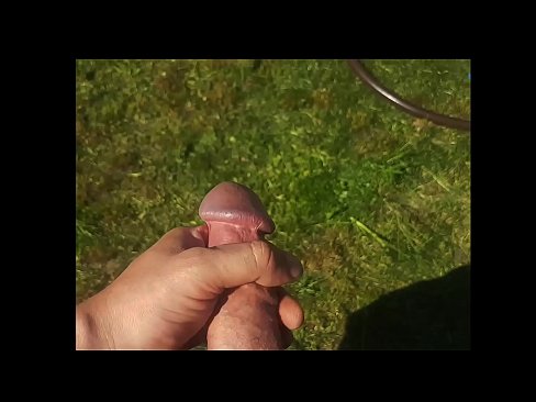 ❤️ المثير الساخنة يحصل بوسها الوردي مارس الجنس و cums في بخ في حديقة صيفية ️